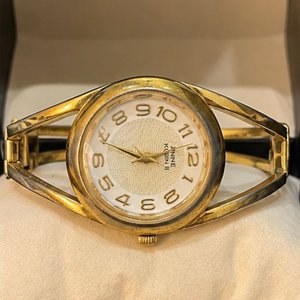 Reloj Anne Klein II Dorado Diseño Brazalete Escultural - imagen 3