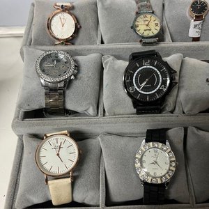 Lote de 12 Relojes, 2 Veladores y Lámpara Colgante Gris - imagen 7