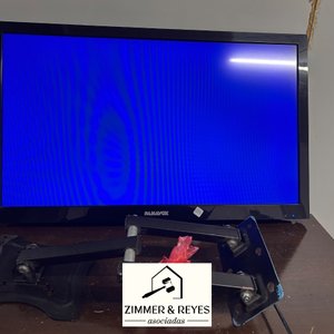 Lote siguiente: Televisor Panavox de 32 Pulgadas con Soporte de Pared