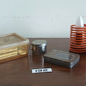 Lote siguiente: Lote Variado: Kit Calentamiento Militar Francés, Lámpara Space Age y Esferas Magnéticas