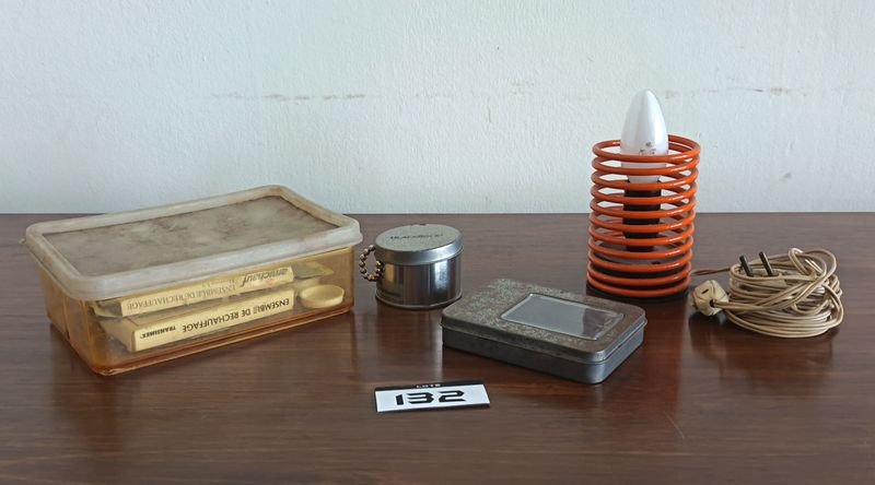 Lote Variado: Kit Calentamiento Militar Francés, Lámpara Space Age y Esferas Magnéticas