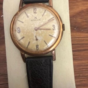 Lote siguiente: Reloj Milus Suizo Vintage Caja Dorada Esfera Champán Segundero Independiente Años 50/60