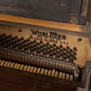 Piano Vertical Wurlitzer Americano con Banqueta Giratoria - imagen 3