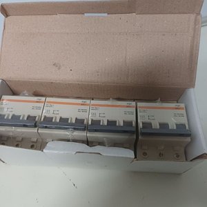 Caja con 4 Llaves Térmicas Trifásicas TQC de 25 Amp - imagen 4