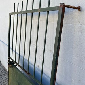 Portón de Chapa Verde con Barrotes Metálicos - imagen 4
