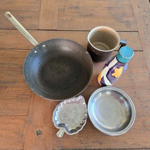 Wok de metal, termo decorado, platillo y jarro de leche - imagen 1