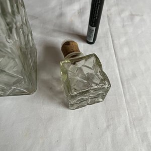 Botellón de Vidrio Repujado para Whisky con Tapón - imagen 6