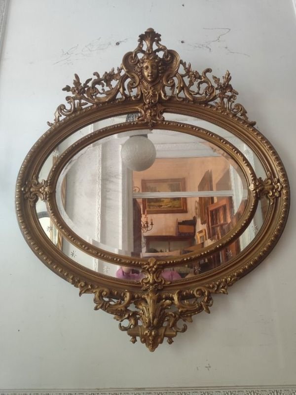 Espejo Oval Estilo Napoleón III Dorado con Adornos Florales y Rostro