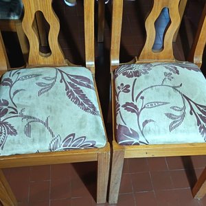 Juego de Comedor: Mesa Extensible con Tapa de Vidrio y 6 Sillas Tapizadas - imagen 4