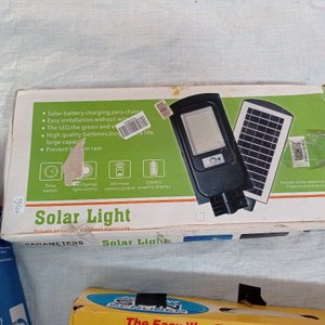 Tres piezas: limpiador giratoria, mopa con spray y lampara led solar. - imagen 3