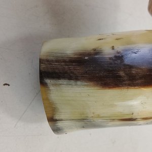 Vaso o Mate Criollo en Guampa Pulida con Grabado y Virola Dorada - imagen 8