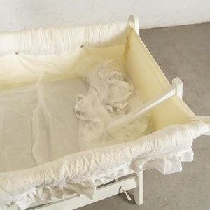 Cuna Plegable Blanca con Colchón y Accesorios - imagen 2