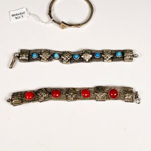 Tres Pulseras Metálicas con Detalles de Piedras - imagen 4