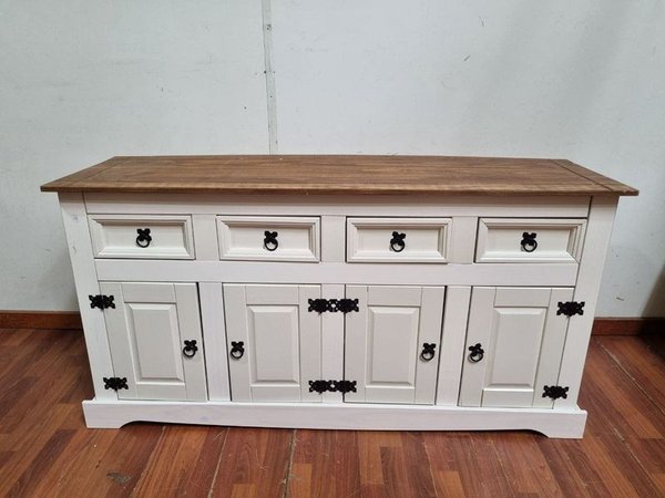 L 969 - Importante aparador o cómoda auxiliar en madera, con sobre de madera veteada en tono natural y estructura lacada en blanco, con herrajes de forja en negro (Medidas 148x44x76cm) - imagen 1