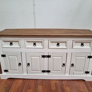 Lote anterior: L 969 - Importante aparador o cómoda auxiliar en madera, con sobre de madera veteada en tono natural y estructura lacada en blanco, con herrajes de forja en negro (Medidas 148x44x76cm)