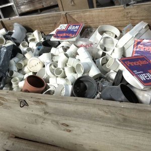 Lote siguiente: Lote de Accesorios para Cañería de PVC: Codos, Desagües y Rejillas