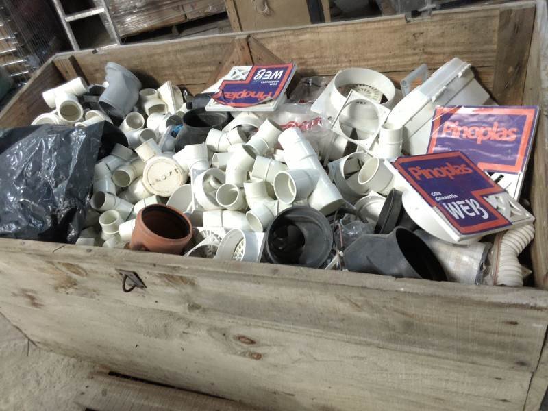 Lote de Accesorios para Cañería de PVC: Codos, Desagües y Rejillas