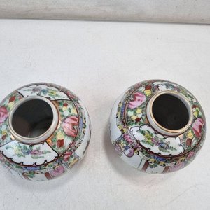 L 423 - 2 Piezas - Atractiva pareja de jarrones esféricos de porcelana oriental, finamente decorados con escenas costumbristas y motivos florales en vibrantes colores - imagen 2