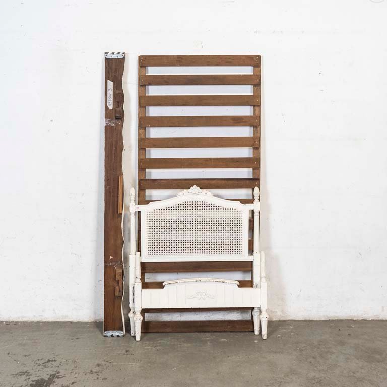 Lote anterior: Cama Luis XVI pintada de blanco con respaldo esterillado