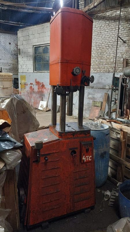 Prensa hidráulica eléctrica sobre 3 columnas para 15 toneladas - imagen 5