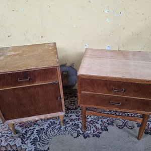 Par de Mesas de Noche Retro Enchapadas en Madera con Cajones y Puerta - imagen 2