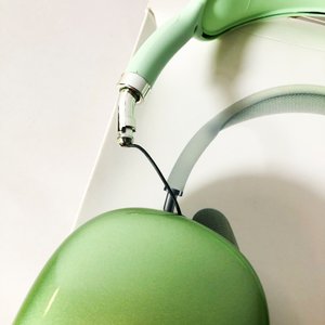 Cuatro Auriculares Inalámbricos de Colores (Verde, Rosa, Blanco, Negro) - imagen 2
