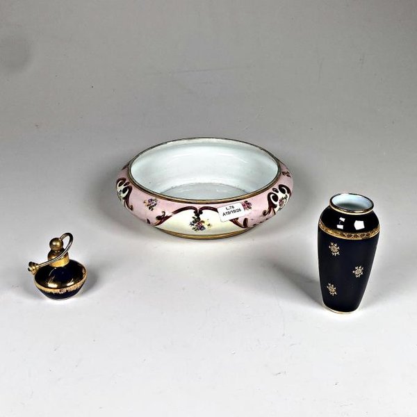 Tres Piezas de Porcelana Limoges: Centro, Florero y Perfumero Vintage - imagen 1