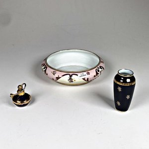 Tres Piezas de Porcelana Limoges: Centro, Florero y Perfumero Vintage - imagen 1