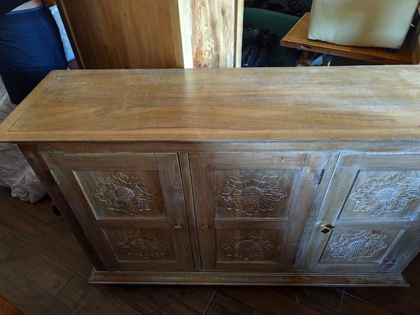 FINO MUEBLE INDU NUEVO TALLADO, MADERA MACIZA 3 PUERTAS 1 ESTANTE