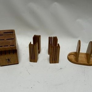 Lote siguiente: Lote de Utensilios de Madera: Porta Cuchillos, Porta Tapas y Servilletero
