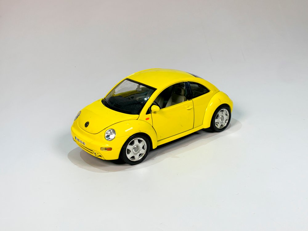 Maqueta Burago Volkswagen New Beetle 1998 Amarillo 22cm