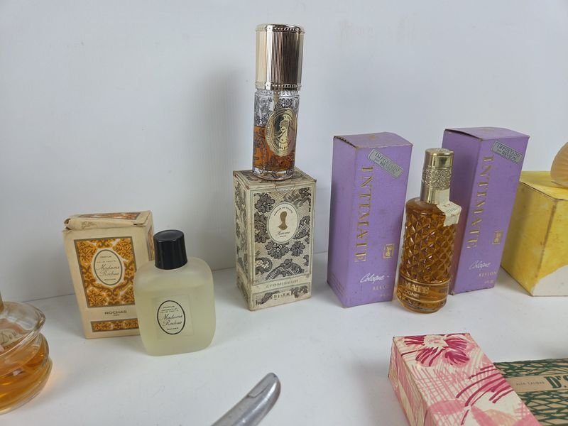 Colección de perfumes en diferentes colores y tamaños - imagen 3