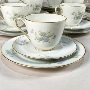 Juego de té de porcelana Bavaria Tirschenreuth con flores y detalles dorados - imagen 2