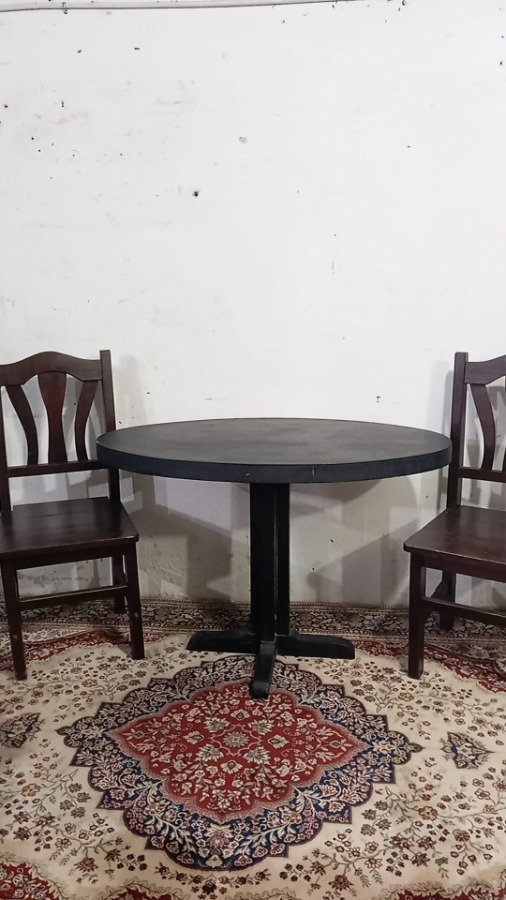 Mesa redonda y sillas de madera oscura - imagen 3