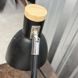 Lámpara de Escritorio Metálica Negra con Base de Madera Clara - imagen 8