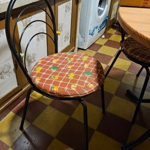 Juego de Comedor: Mesa Circular de Madera y 4 Sillas Estilo Vintage - imagen 3