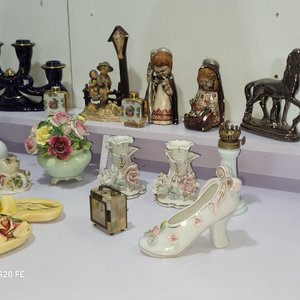 Lote de Adornos Decorativos Variados: Candelabros, Figuras, Reloj y Más - imagen 4