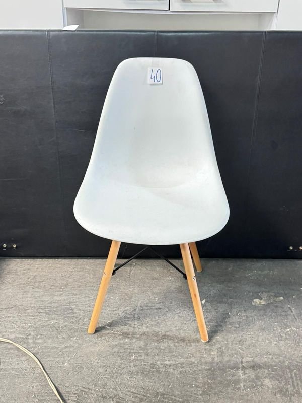 Lote anterior: Silla de PVC con base de madera