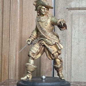 Figura de Mosquetero en Bronce con Base de Madera - 33cm - imagen 3