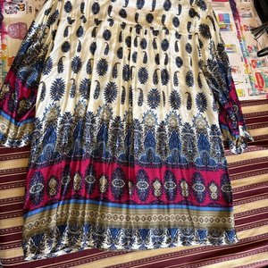 Lote de Vestido Negro con Encaje y Blusa Estampada Crema - imagen 7