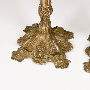 Par de Candelabros Labrados de Metal Blanco, 30 cm de Altura - imagen 4