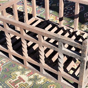 Antiguo Leñero de Hierro Forjado Rectangular con Barrotes Torneados - imagen 2