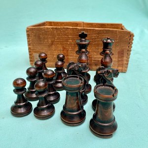 Espectacular juego de ajedrez antiguo con sus piezas realizadas en madera laqueada. Completo con sus 32 piezas. - imagen 7
