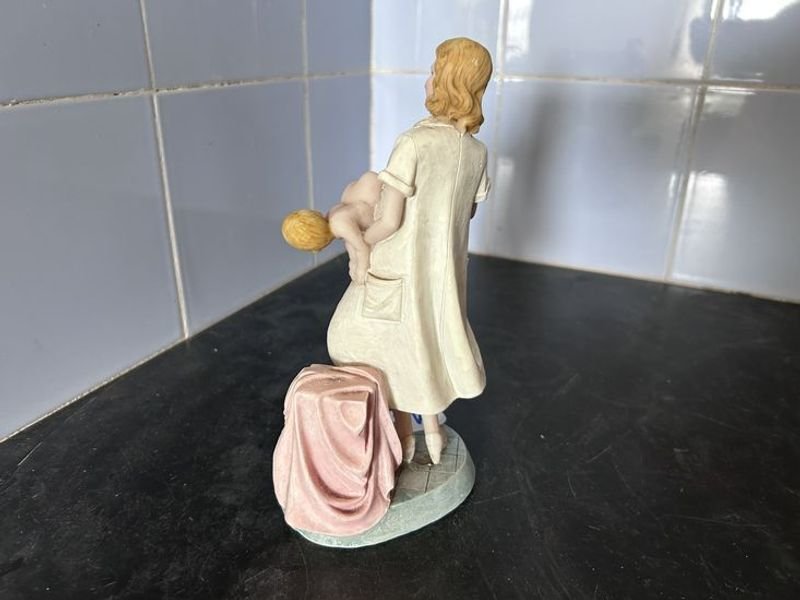 Estatuilla de Ginecología con Figura Materna - imagen 2