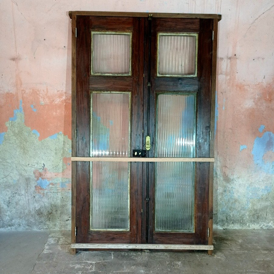 Puerta antigua de dos hojas vidriadas con marco, falleba y cerrojo - imagen 5