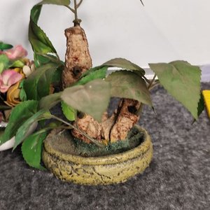 Lote de Adornos de Cerámica y Porcelana: Pareja de Ranas, Elefantes y Flores - imagen 5