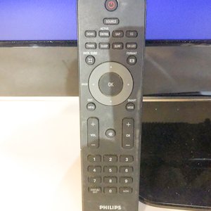Televisor Philips de 32" con control remoto, funcionando - imagen 4