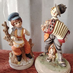 Lote siguiente: Dos Figuras de Porcelana: Niño Tamborilero y Acordeonista con Perro