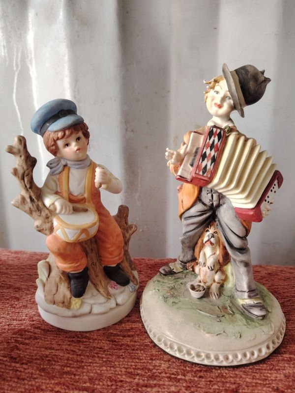 Dos Figuras de Porcelana: Niño Tamborilero y Acordeonista con Perro