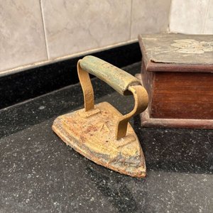 Cajita de Madera Antigua, Planchita de Hierro y Aceitera Metálica - imagen 2